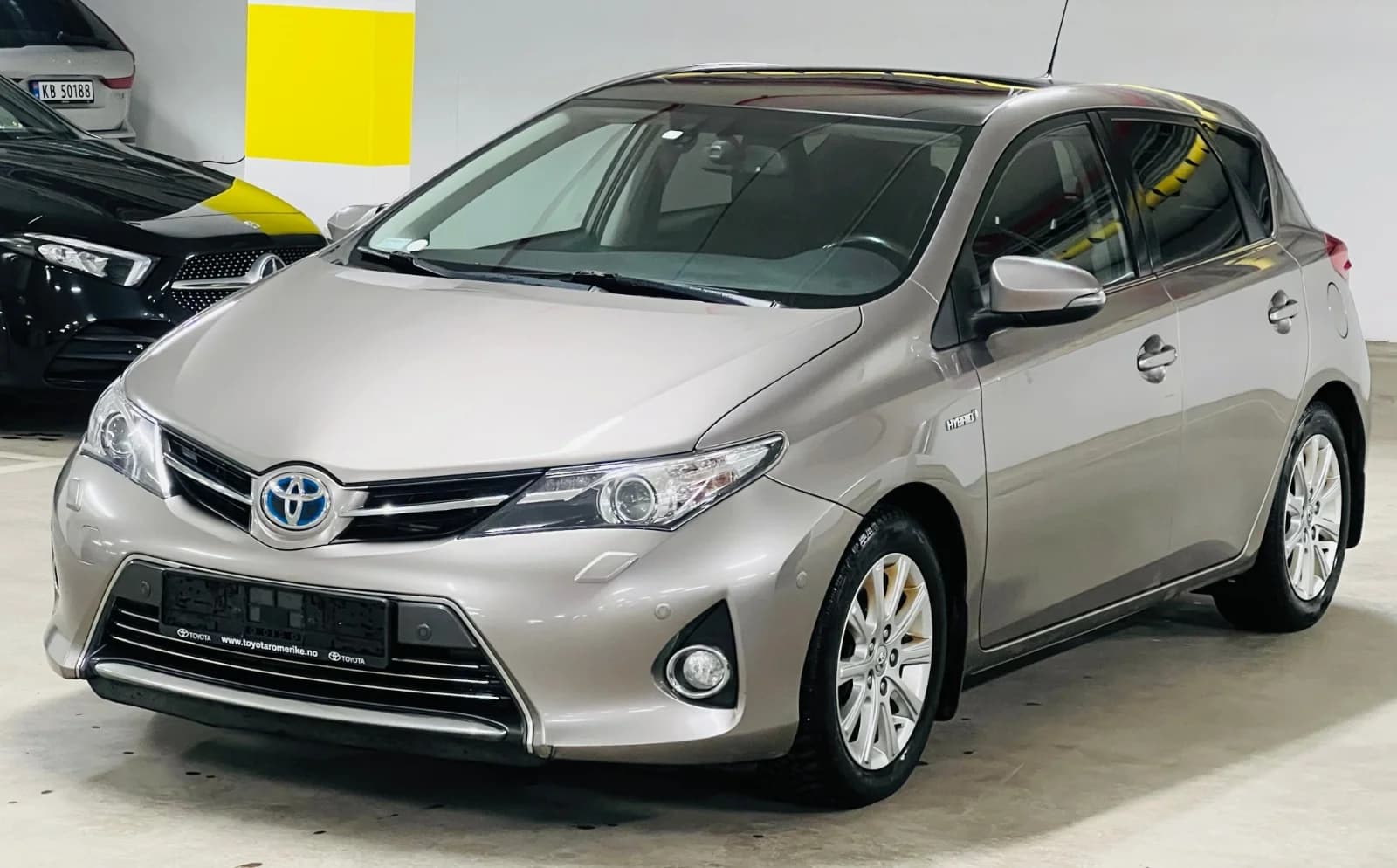 2013 Toyota Auris - 1,8 CVT Hybrid/Executive/Pano/Del-skinn/R-kam – bilde 1 av 33