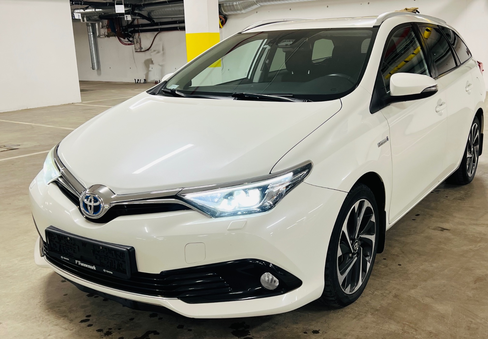 2016 Toyota Auris - 1,8 e-CVT Tour/Sports Hybrid/Aut./ACC/Xenon/Navi/R-kam
